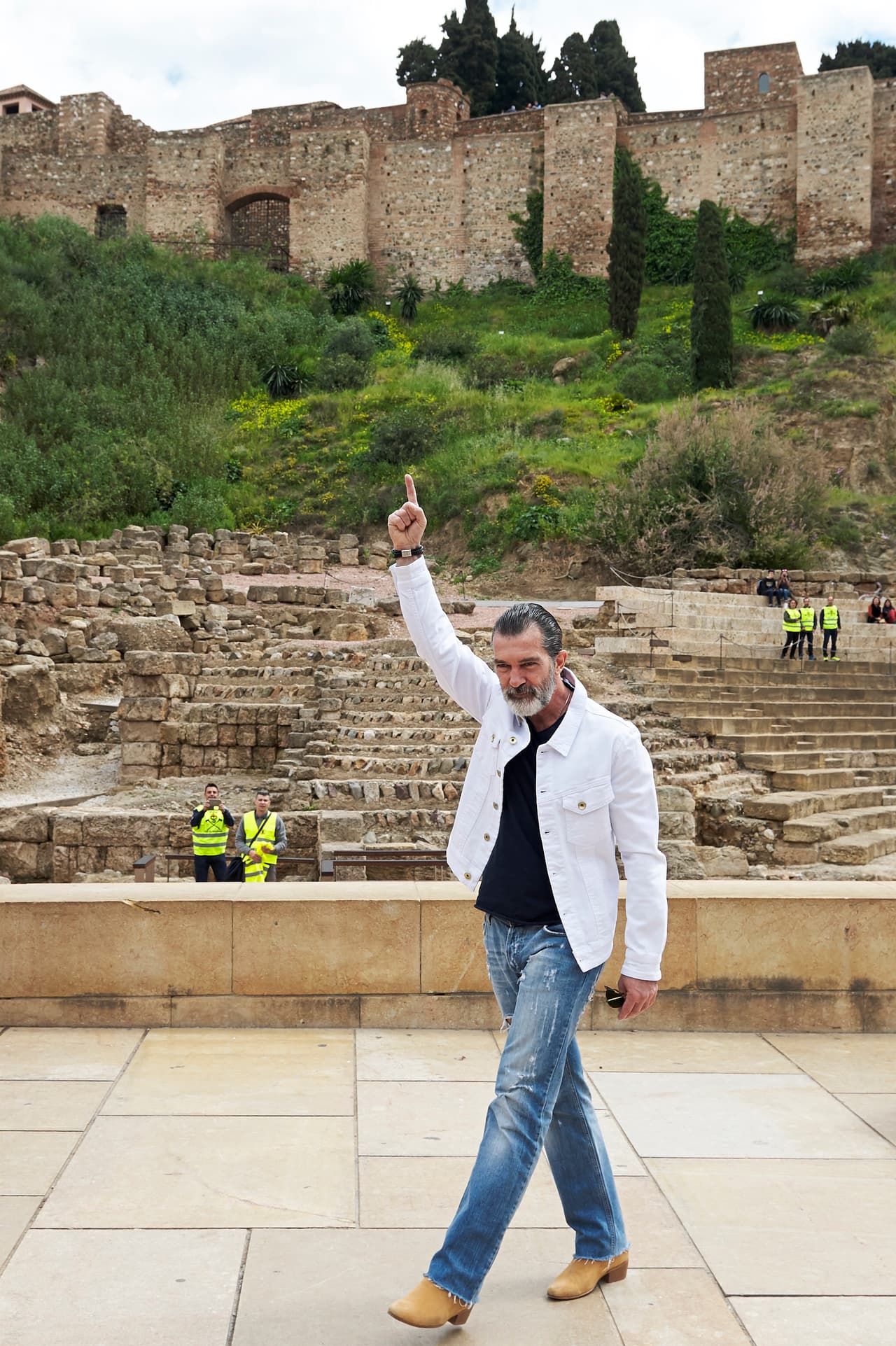 Antonio Banderas posa para la prensa antes de recibir el premio Biznaga de Oro Honorífica en el último día del Festival de Cine de Málaga, el sábado 25 de marzo.