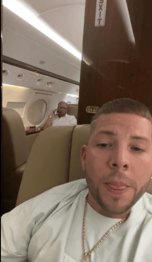 La mañana de este 23 de septiembre el productor musical realizó una transmisión en vivo en su cuenta de Instagram, en la que se puede apreciar que estaba en un avión privado.