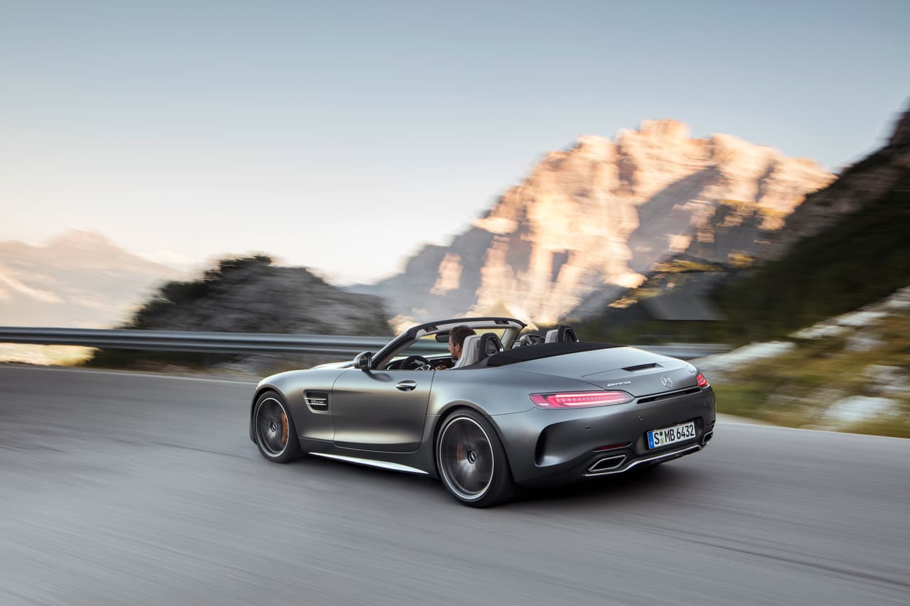 Tanto el Mercedes-AMG GT Roadster como el GT Roadster se benefician de una transmisión automática de doble embrague de 7 velocidades, calibrada por AMG para lidiar con el poder que producen sus motores V8.