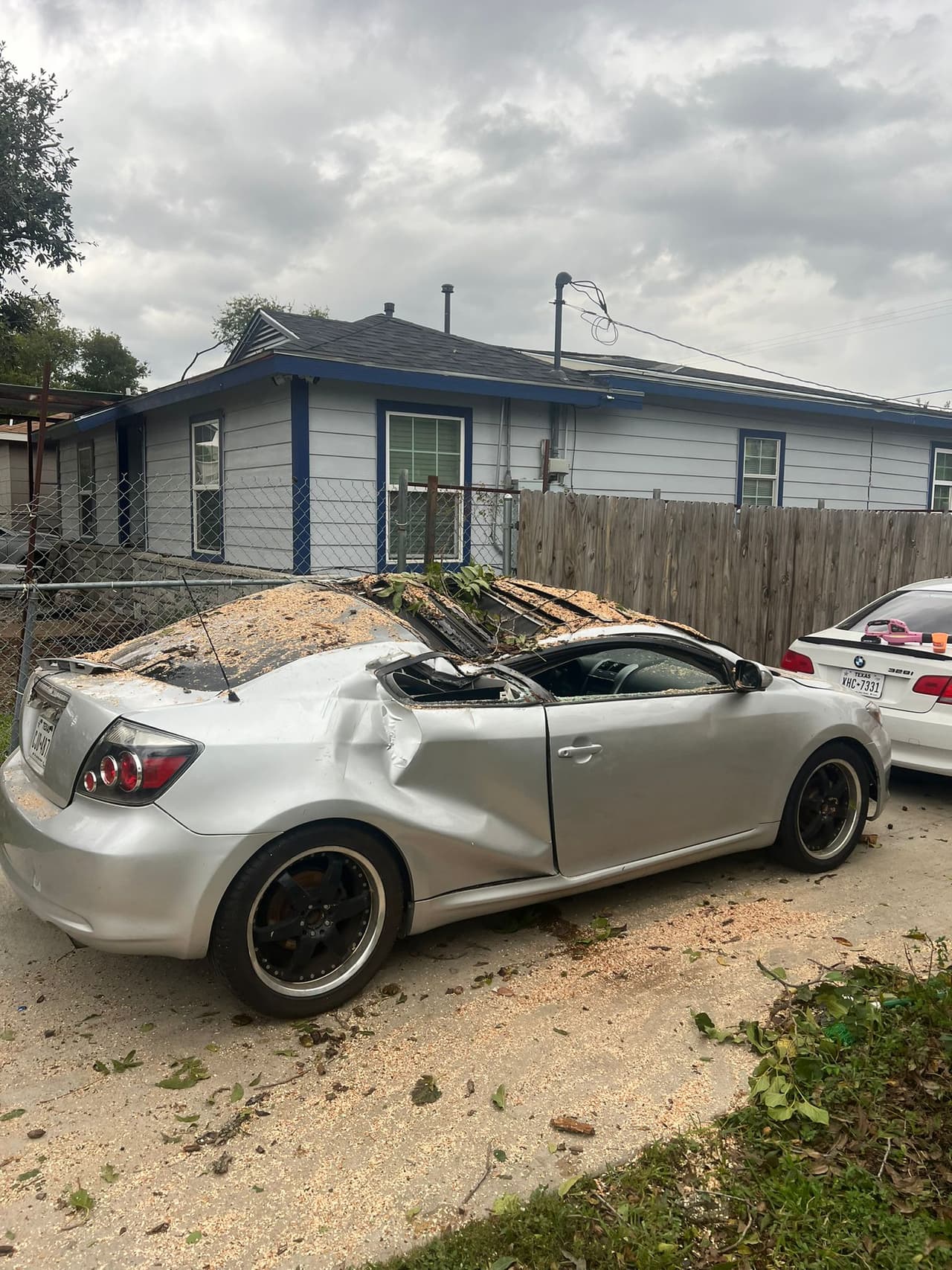Algunos vehículos y techos de viviendas fueron golpeados por ramas de árboles y otros escombros.