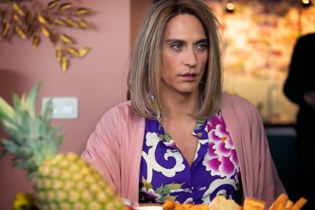 Principalmente porque fue representada por el actor Paco León, un hombre cis; mientras que otros actores o actrices que forman parte de la comunidad LGBT no tienen las mismas oportunidades que alguien hetero cis. Éste es un debate que se ha dado en varias ocasiones y ha generado varias discusiones en redes sociales.