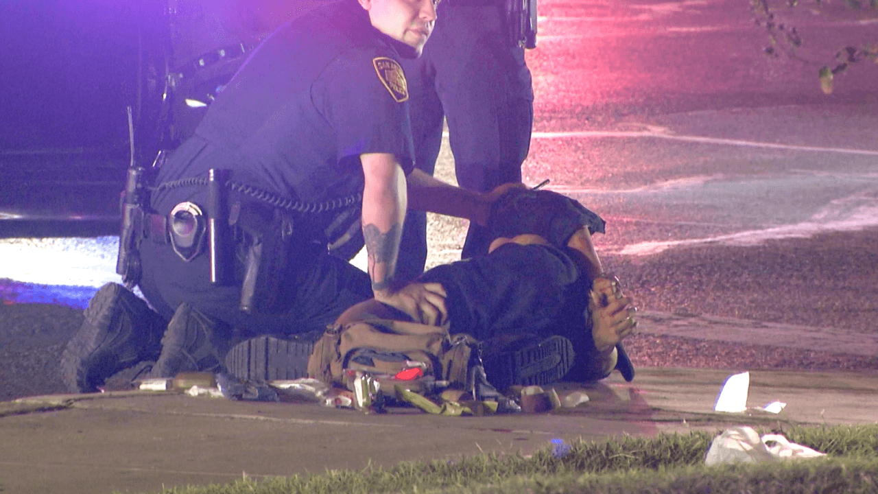 Sospechoso de golpear a policía con un auto termina baleado y en el hospital