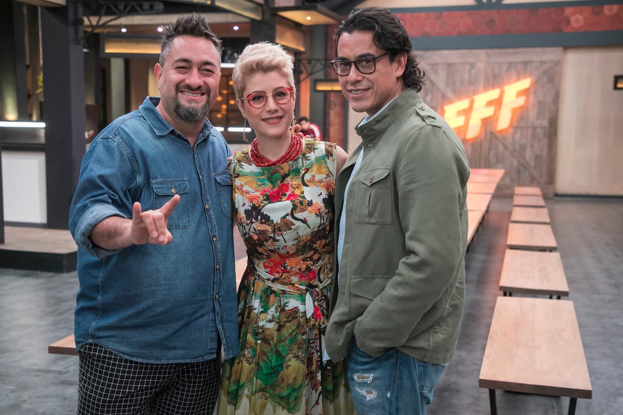 Antonio de Livier, Belén Alonso y Carlos Gaytán son los tres chefs mexicanos encargados de degustar cada platillo que prepararán las familias que participarán en el reality de cocina, Familias Frente al Fuego.