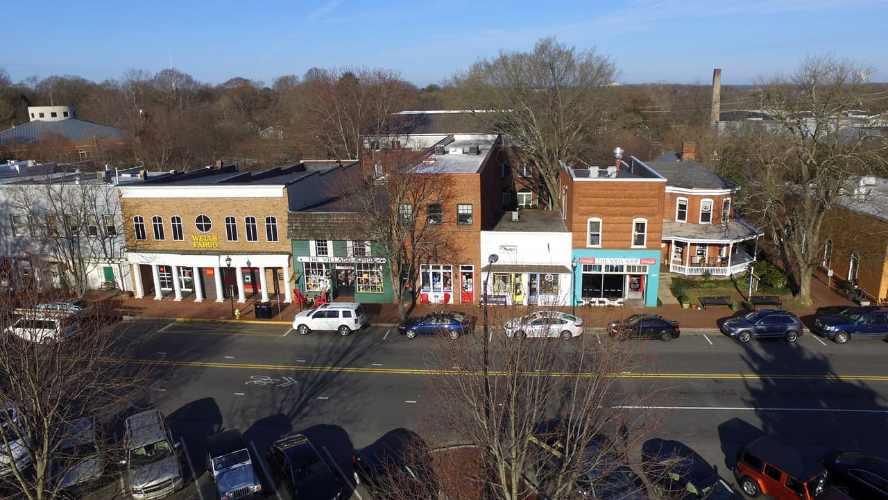 <b>5. DAVIDSON</b>: Hogar de la facultad de artes liberales del mismo nombre, es una pequeña ciudad con una población de 13,193 habitantes que está ubicada a unas 20 millas de Charlotte. Los delitos contra la propiedad aquí tienen una calificación de 9.2; mientras que los delitos violentos ocurren a una tasa de 0.6 casos por cada 1,000 habitantes por año.