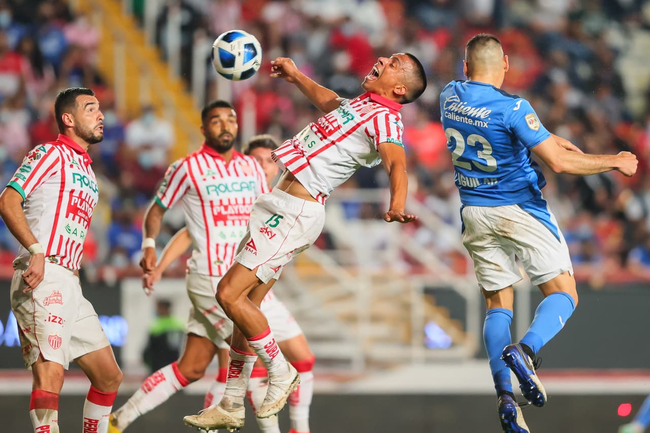 Los centrales de Necaxa volverían a fallar en la recta final del partido al permitir la habilitación de Santiago Giménez.