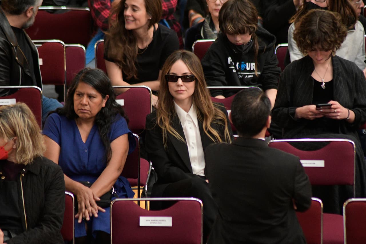 En el show se dijo que ambas mujeres "demostraron que 
<b>son una familia madura y bastante moderna</b>", pues se les vio muy cercanas y platicando en algunos momentos. 
<br>