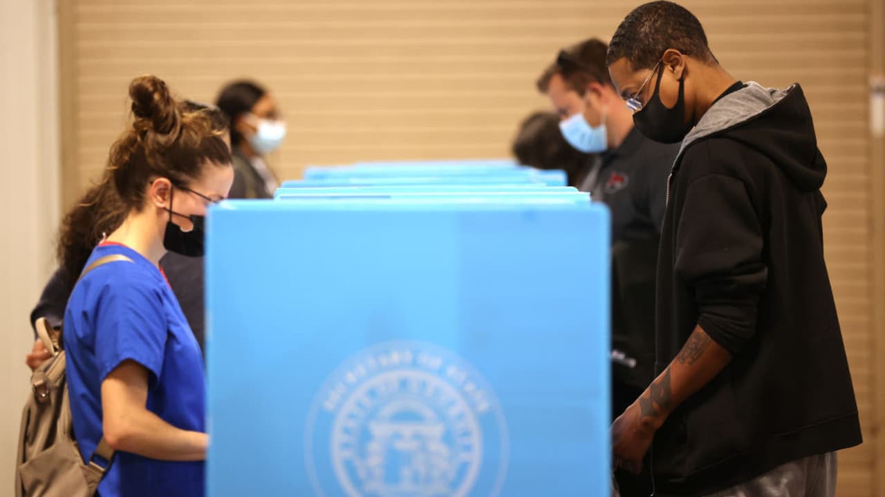 <a href="https://www.univision.com/shows/noticiero-univision/es-algo-inedito-en-la-historia-politica-de-eeuu-mas-de-82-millones-de-personas-han-votado-de-manera-anticipada-video"><u>En video</u></a>: Más de 90 millones de personas han votado en EEUU, algo inédito en la historia del país. cerca del 70% del total en 2016.