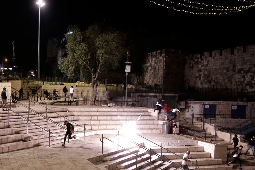 Parte de la minoría árabe-israelí continúa con las protestas. Entre los lugares donde se llevaron a cabo fue la Puerta de Damasco, en el casco viejo de Jerusalén.