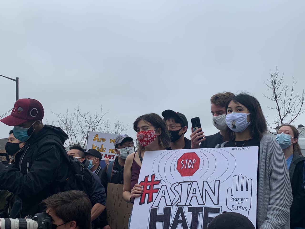 La 
<a href="http://www.phillypolice.com/" target="_blank">comisionada de policía Danielle Outlaw </a>se dirigió a Twitter para denunciar la retórica racista en el sitio y otro en el sur de Filadelfia. La policía ha abierto investigaciones en la antigua escuela William Pierce, donde se encontraron grafitis racistas en una pared, y en el edificio del distrito escolar, donde los funcionarios recibieron lo que la policía describió como una "
<b>carta con esvásticas cargada de racismo</b>".