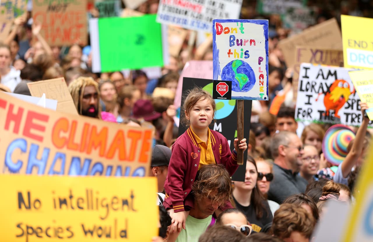 <b>Sidney, Australia.</b> Si no hacemos algo, serán nuestras vidas las afectadas, no las de los políticos de 60 años", dijo Callum Frith, de 15 años, estudiante de esa ciudad. "Los océanos están subiendo, nosotros también", dijo otro joven en esa protesta.