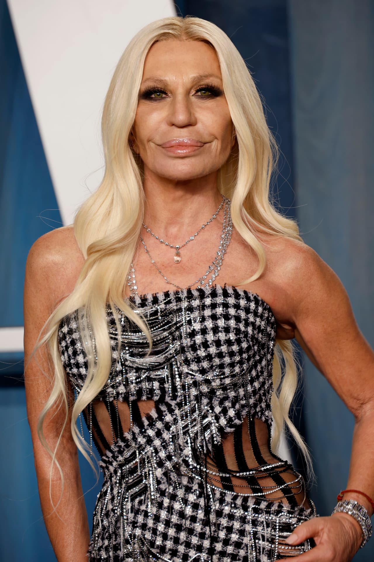 A lo largo de los años, la directora creativa de Versace ha sorprendido a sus fans con su transformación. Así luce a sus 66 años de edad.