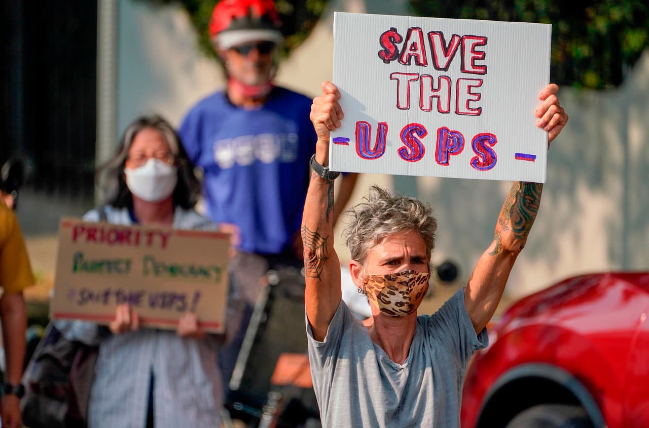 Tom Edgar, un residente de Hollywood, dice que es descendiente de Benjamin Franklin, fundador de la oficina de correos. "Es el Servicio Postal. ¿Por qué están matando al servicio postal? Todos dependen del servicio postal", dijo Edgar en una manifestación, según una declaración recogida por ABC7.
<br>