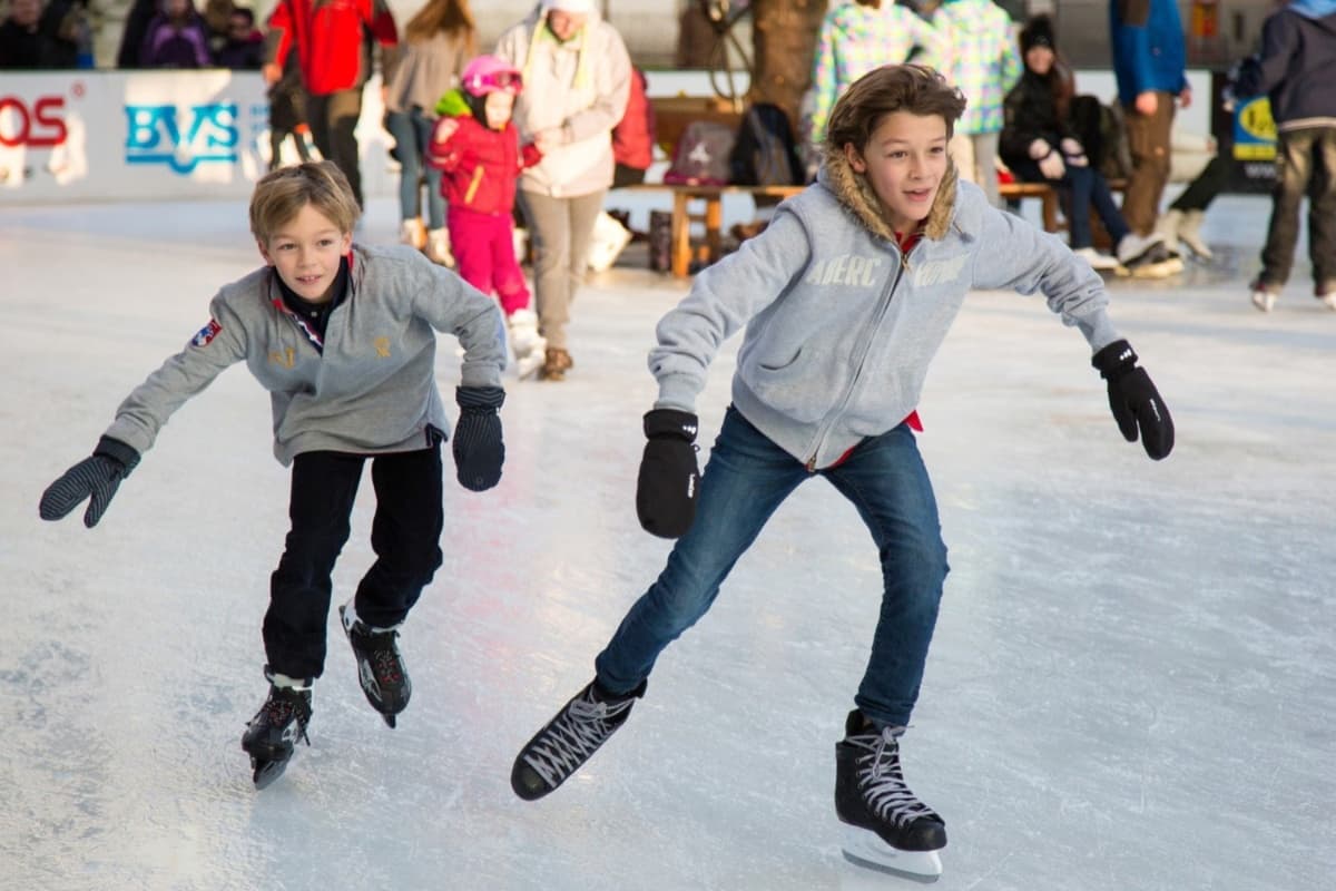 <b>Rodando con Frosty</b>
<br>📍808 N Lake Shore Drive, Chicago, IL, 60611.
<br>📆Del 14 al 15 de diciembre.
<br>🕒De 6:00 a 8:00 pm.
<br>✅Gratis.
<br>✍️(312) 742-7529.
<br>❄️Frosty patinará junto a las familias en Lake Shore Park. Existe un número limitado de patines y estarán disponibles para préstamo.