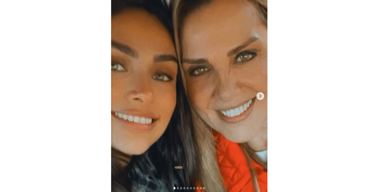 Renata Notni con su mamá