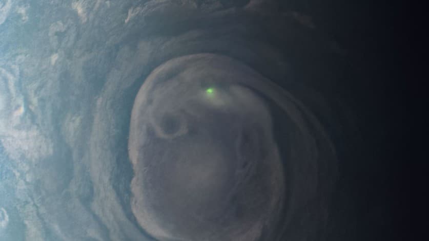 A qué se debe el extraño 'rayo verde' que la NASA captó en un ciclón de Júpiter