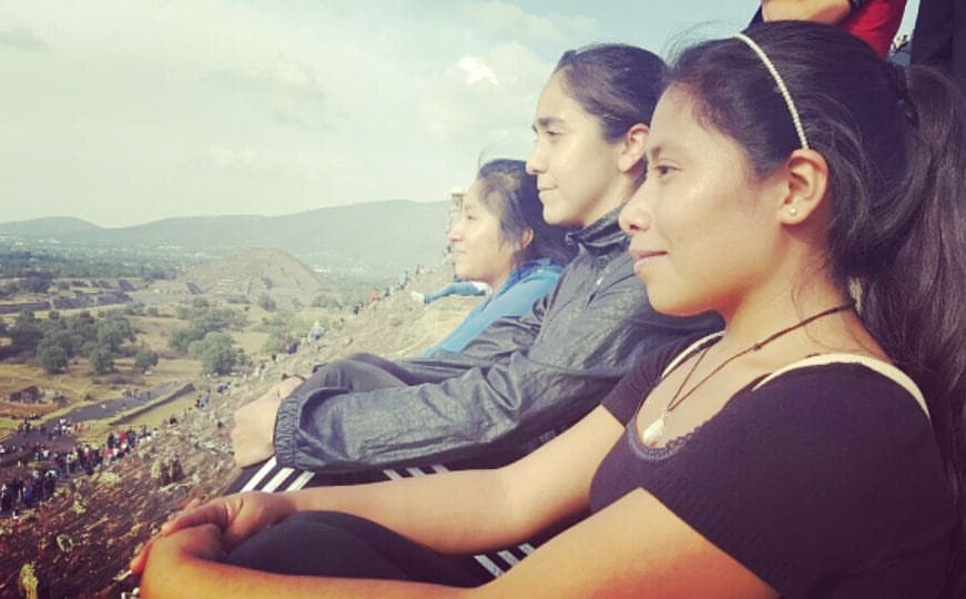 Varias de sus compañeras de estudio siguen siendo sus amigas personales. Con ellas compartía viajes y aventuras, antes de ser tan famosa. Aquí se encuentra en la zona arqueológica de Teotihuacán en México.