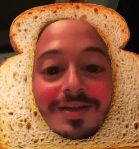 Con cara de pan tostado y cantando un poco de reggaeton, así es como se presentó J Balvin, muy juguetón.