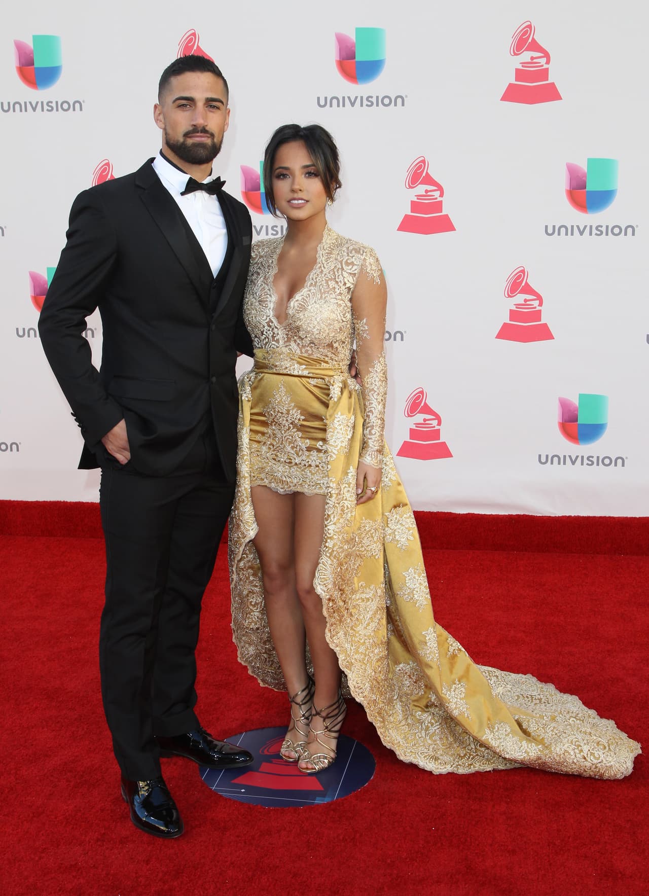 Becky G hizo su debut en la alfombra roja con su nueva pareja, Sebastian Lletget.
