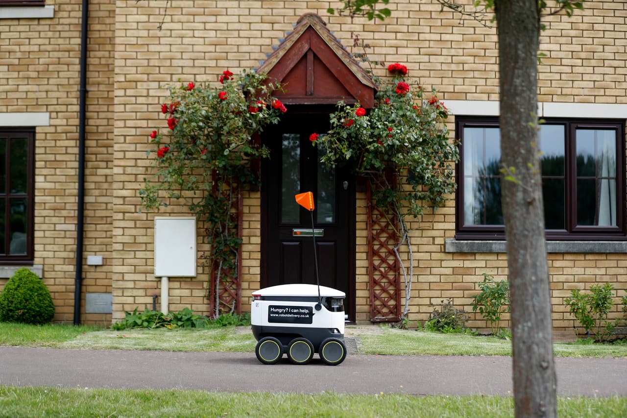 El servicio a domicilio significó un avance en la vida diaria de las personas quienes vieron como un gran beneficio no tener que salir y recibir lo que deseaban directamente en las puertas de sus hogares. En imagen, el robot Starship avanza por las calles de Keynes, Inglaterra, con un pedido de pescado y papas fritas. Estos artefactos avanzados están diseñados para entregar paquetes, comestibles y alimentos todos los días desde las tiendas gracias a una aplicación móvil y dentro de un rango de 4 millas de distancia.
<br>