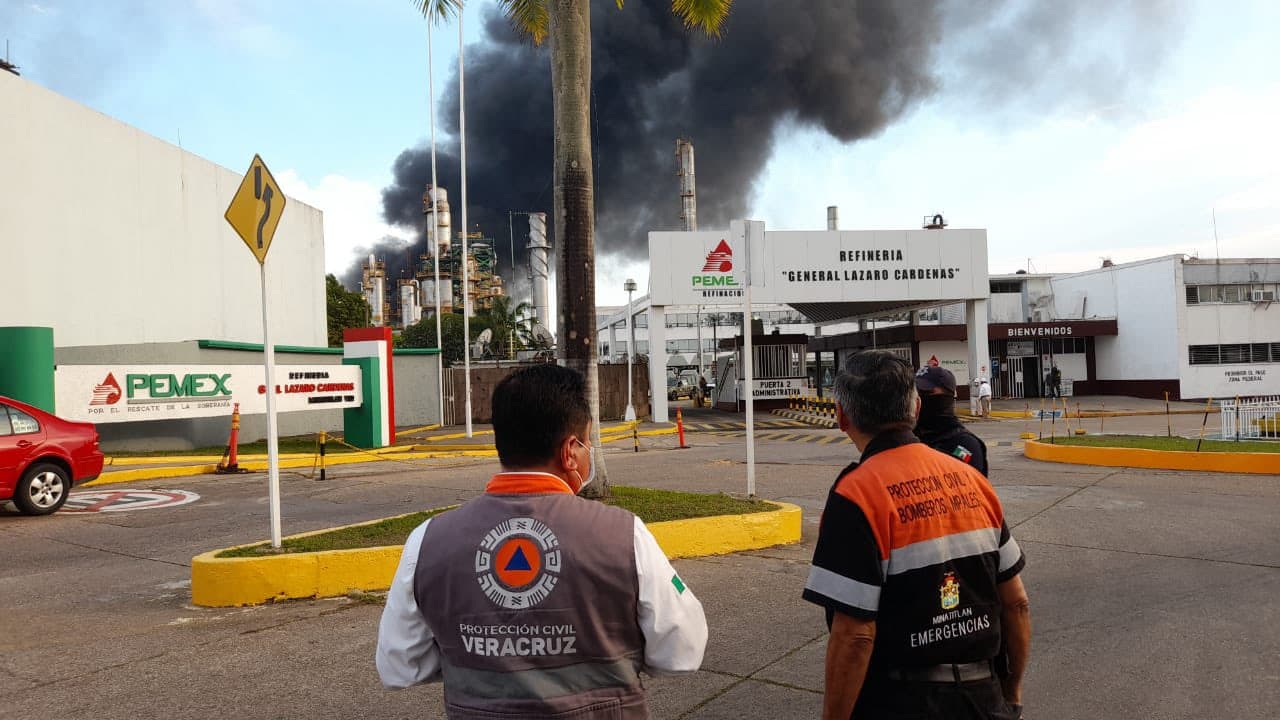 Personal de la Secretaría de Protección Civil del Gobierno de Veracruz se presentó al lugar del siniestro para ayudar a las labores de atención a los heridos y activación de protocolos de seguridad.