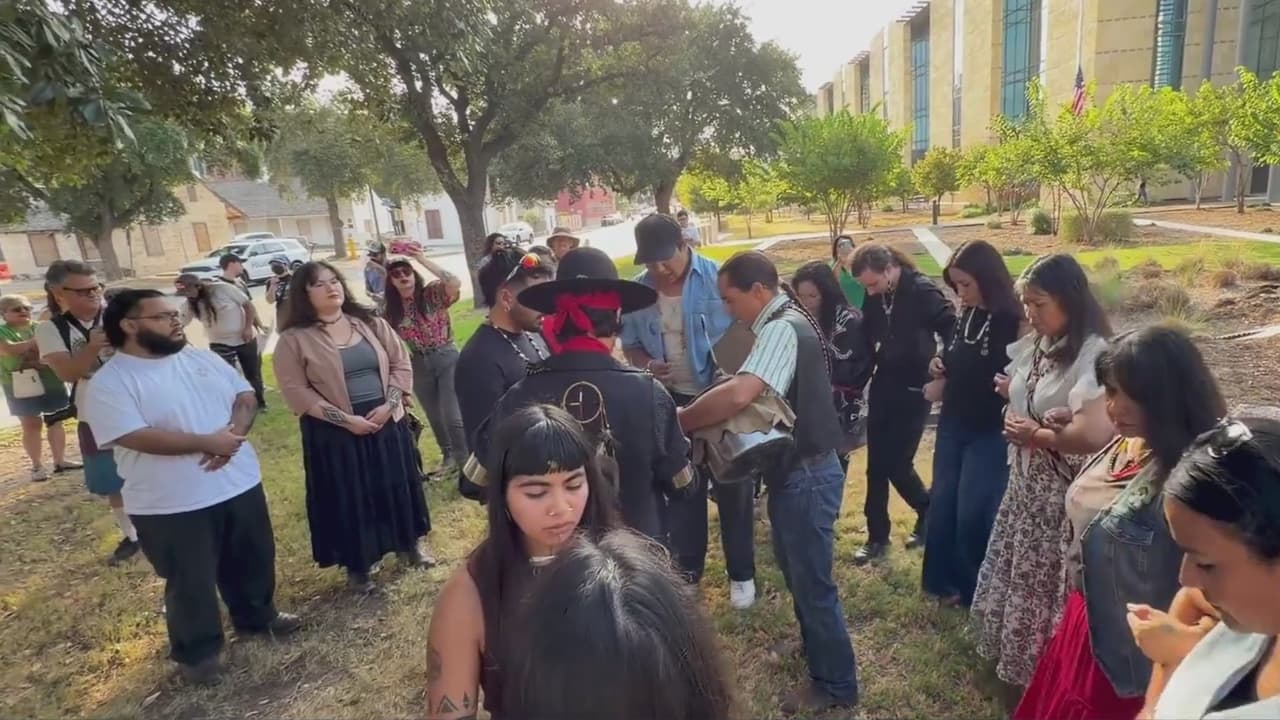 Pueblos indígenas protestan en San Antonio contra el muro en el Parque Nacional Big Bend