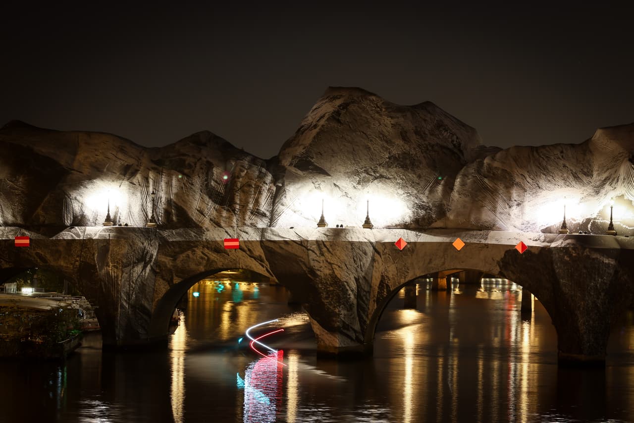 Inflado de la obra de arte "La cueva del Pont Neuf" del artista callejero francés JR en el puente Pont Neuf, el jueves 21 de mayo de 2026, en París, antes de su inauguración gratuita al público del 6 al 28 de junio. (Foto AP/Thomas Padilla)