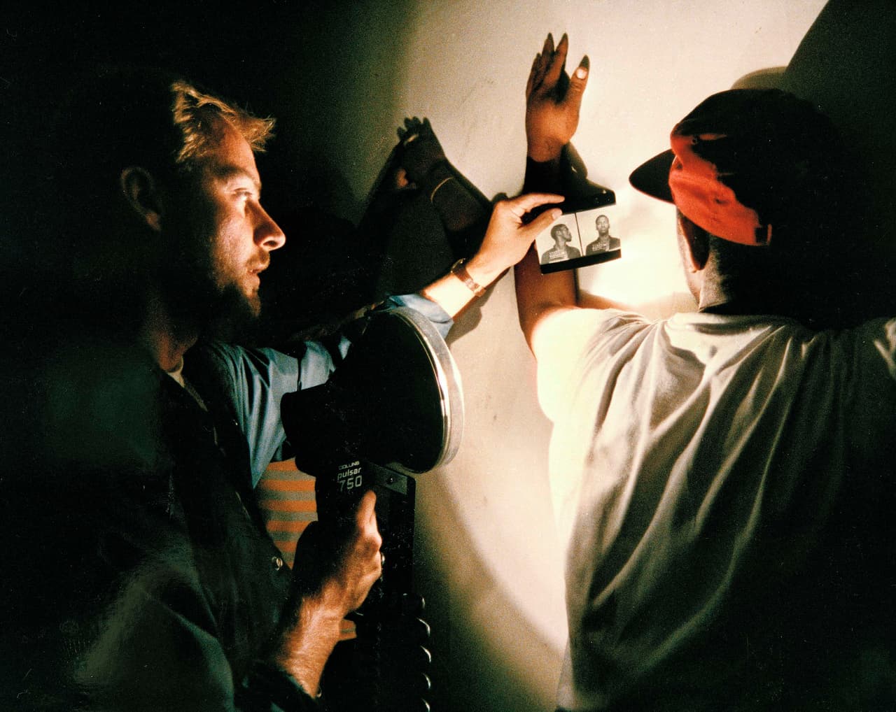 <b>El impulso de Reagan a la 'guerra contra las drogas'.</b> Con la crisis del crack, a mediados de la década de 1980
<b> </b>la administración de Ronald Reagan potenció la política creada por Nixon. Se multiplicaron las redadas y aumentaron las penas a los traficantes minoristas de crack y otros productos.
<br>
<br>Este auge continuó con su sucesor, George W.H. Bush, lo que disparó 
<a href="https://drugpolicy.org/issues/brief-history-drug-war"><u>la cantidad de personas en las cárceles</u></a>, en especial afroestadounidenses. En la fotografía una redada policial dentro un ‘crackhouse’ (un punto de venta de crack y cocaína) en Washington DC, 1989.