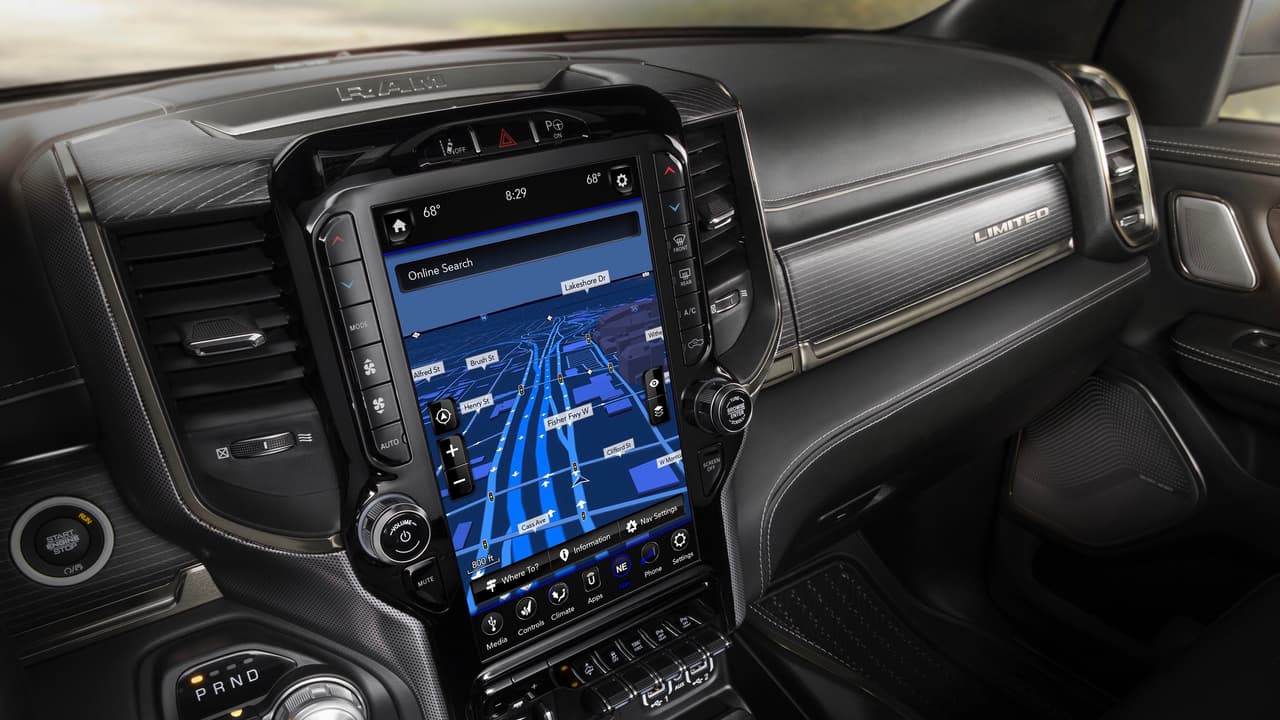 En el interior se destaca una enorme pantalla táctil de 12 pulgadas, completamente configurable, divisible en dos partes y colocada verticalmente al estilo de los más recientes modelos de Volvo.