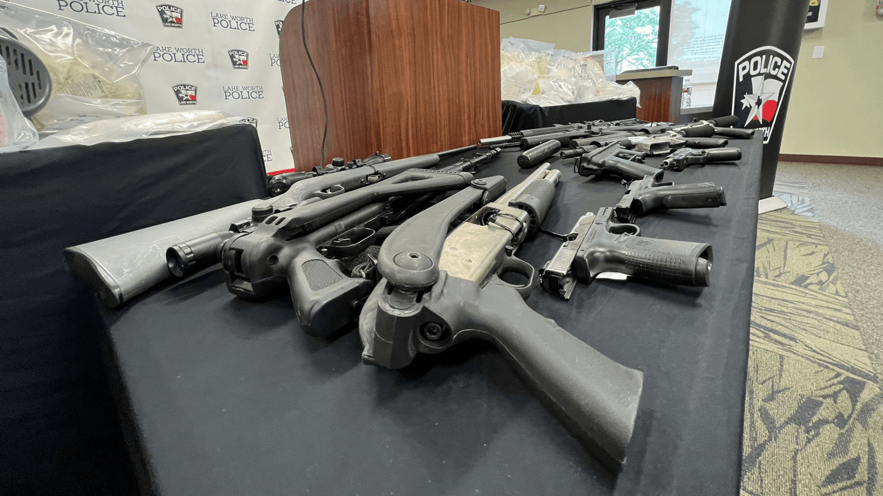 Uno de los rifles era robado, dijeron las autoridades. Además, hallaron dos silenciadores de armas caseros.
<br>