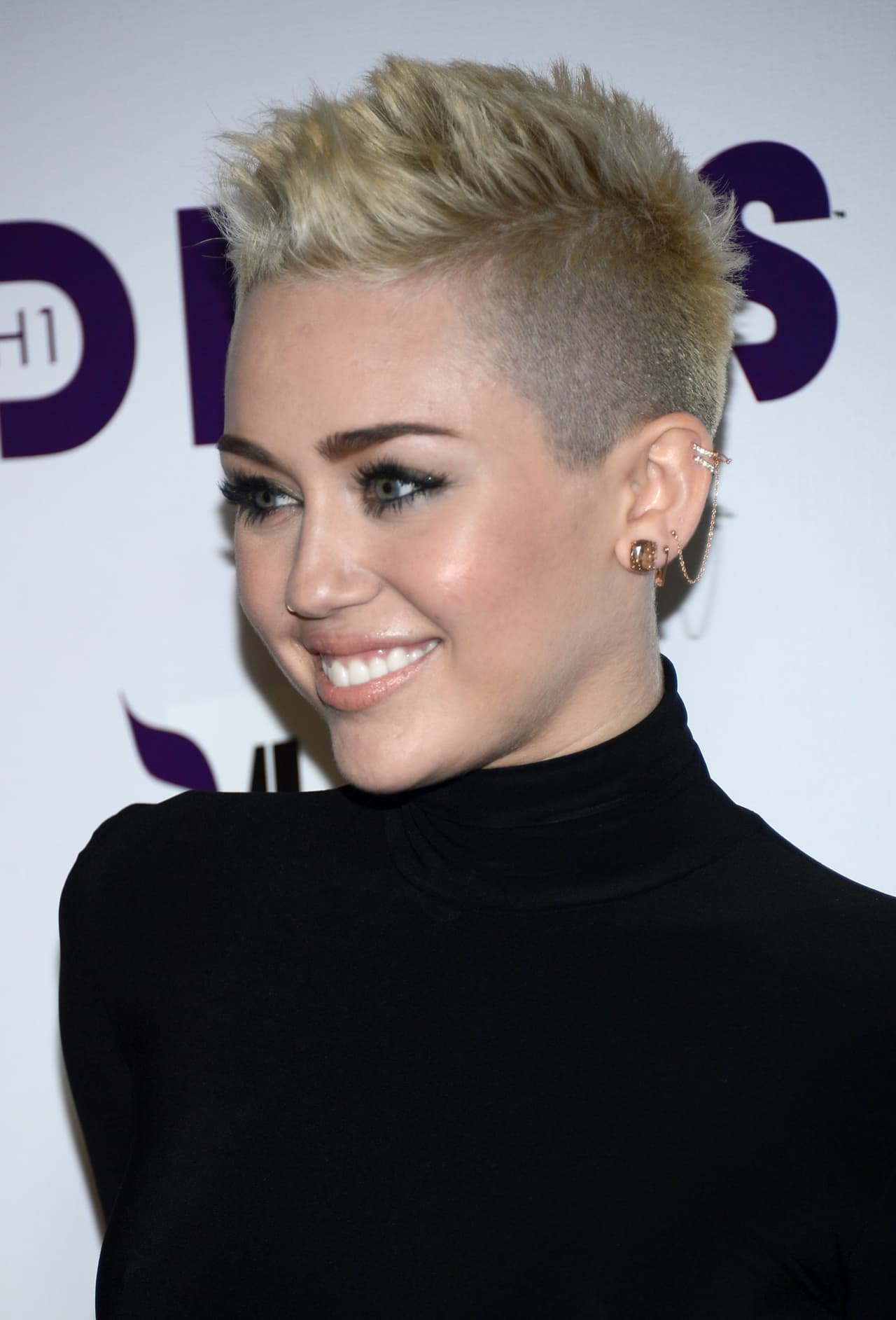 Desde 2012, Miley Cyrus ha mostrado preferencia por llevar el cabello corto. Así lucía a su llegada a la fiesta para ver el Oscar, que organiza la Elton John AIDS Foundation.