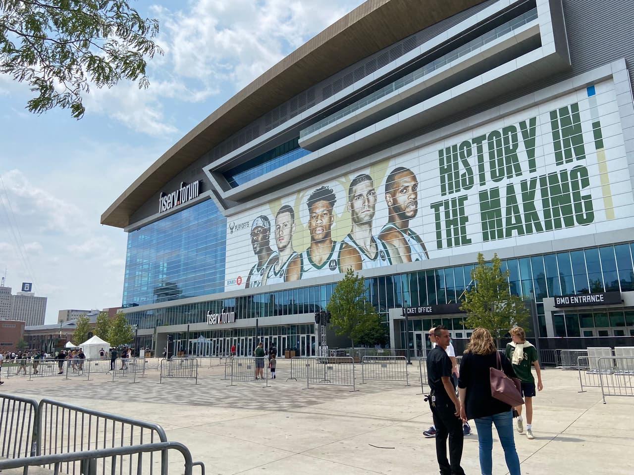 El ambiente a las afueras de la arena es de emoción y expectativa porque esta noche podrían tener campeón si los Bucks ganan el Juego 6 de las finales de la NBA.