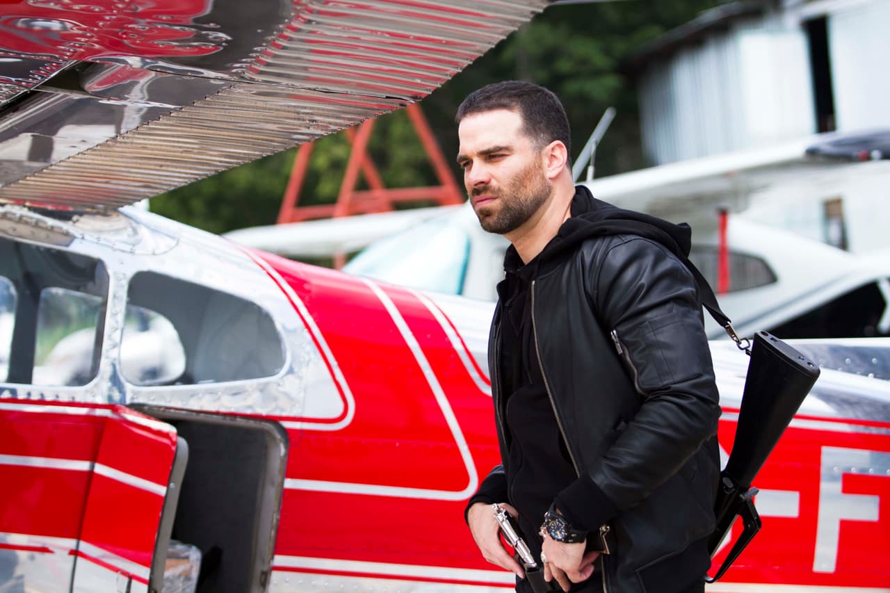 Óscar sabía que el retraso podría costarles la libertad.