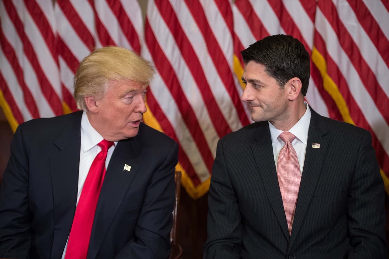Paul Ryan, presidente de la Cámara de Representantes de los Estados Unidos. Ryan fue un severo crítico de algunas ideas de Trump durante el proceso de primarias y la campaña. Se reunió con el presidente electo en el Capitolio en Washington, dos días después de las elecciones, como parte del proceso de transición del gobierno de Barack Obama a la nueva presidencia republicana.
<br>