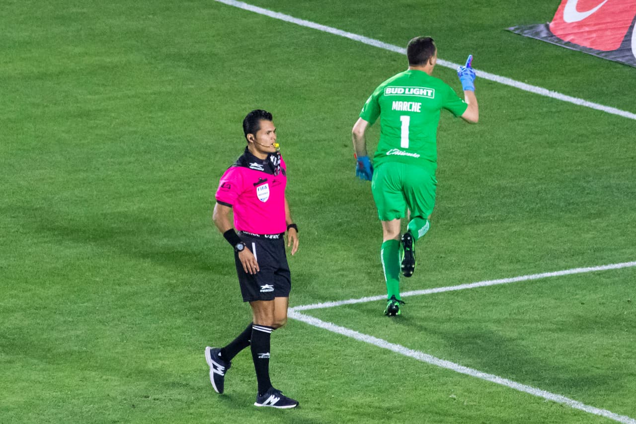Agustín Marchesín se convirtió en el héroe de la noche americanista al parar varios penaltis y marcar el decisivo en una extensiva tanda para definir ante Tigres al ganador del trofeo de Campeón de Campeones, que se queda con América.
