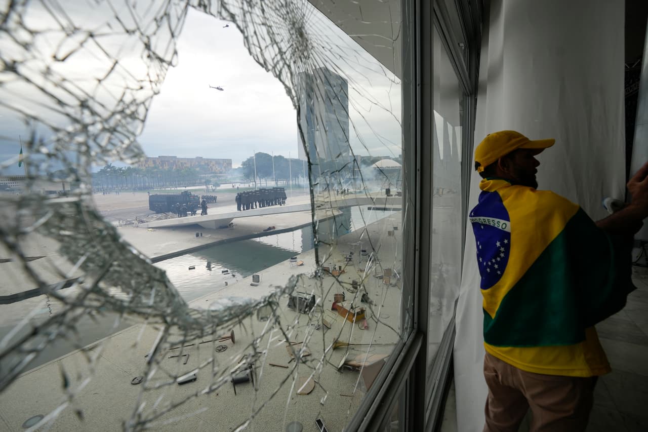 📸 Destrozos y gases lacrimógenos: una turba pro Bolsonaro asalta el Congreso de Brasil
