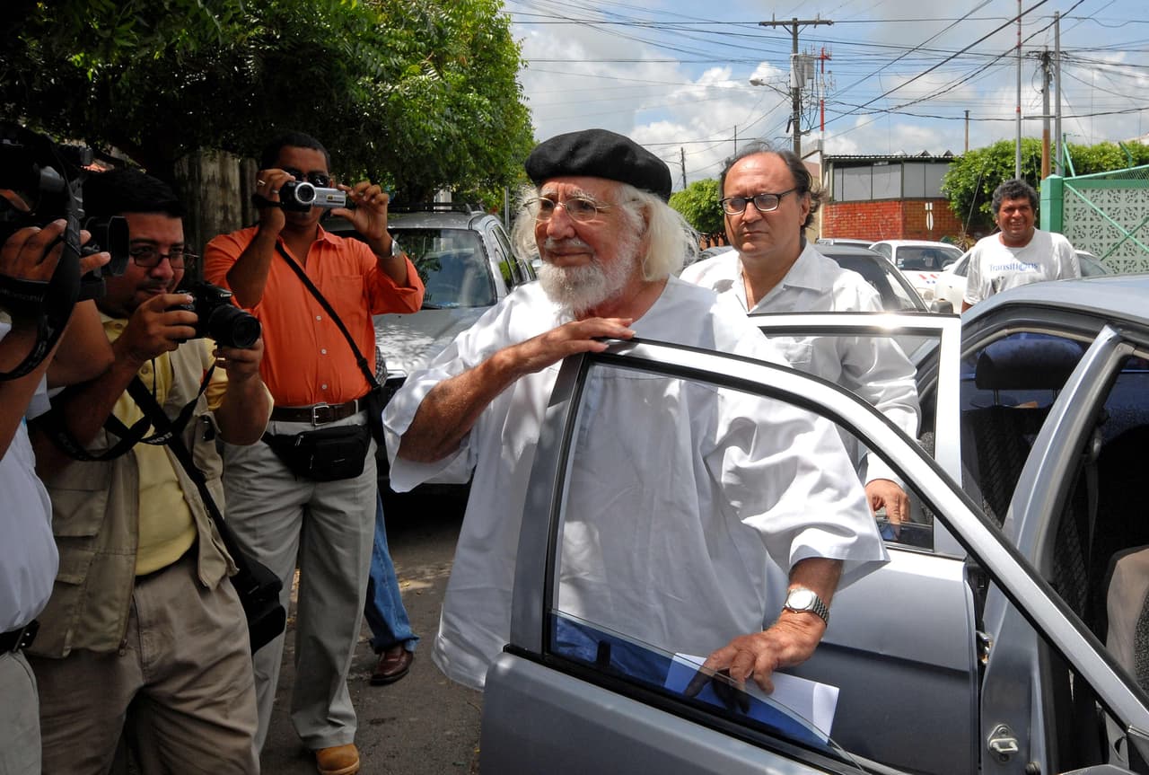 La asistente personal del poeta considera que es una "persecución en contra de un anciano que ha dado todo por Nicaragua, y no recibe de este Gobierno ni una pensión".
<br>