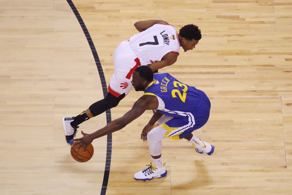 Una ventaja de 34-28 en favor de los campeones de la NBA selló el final del primer periodo.