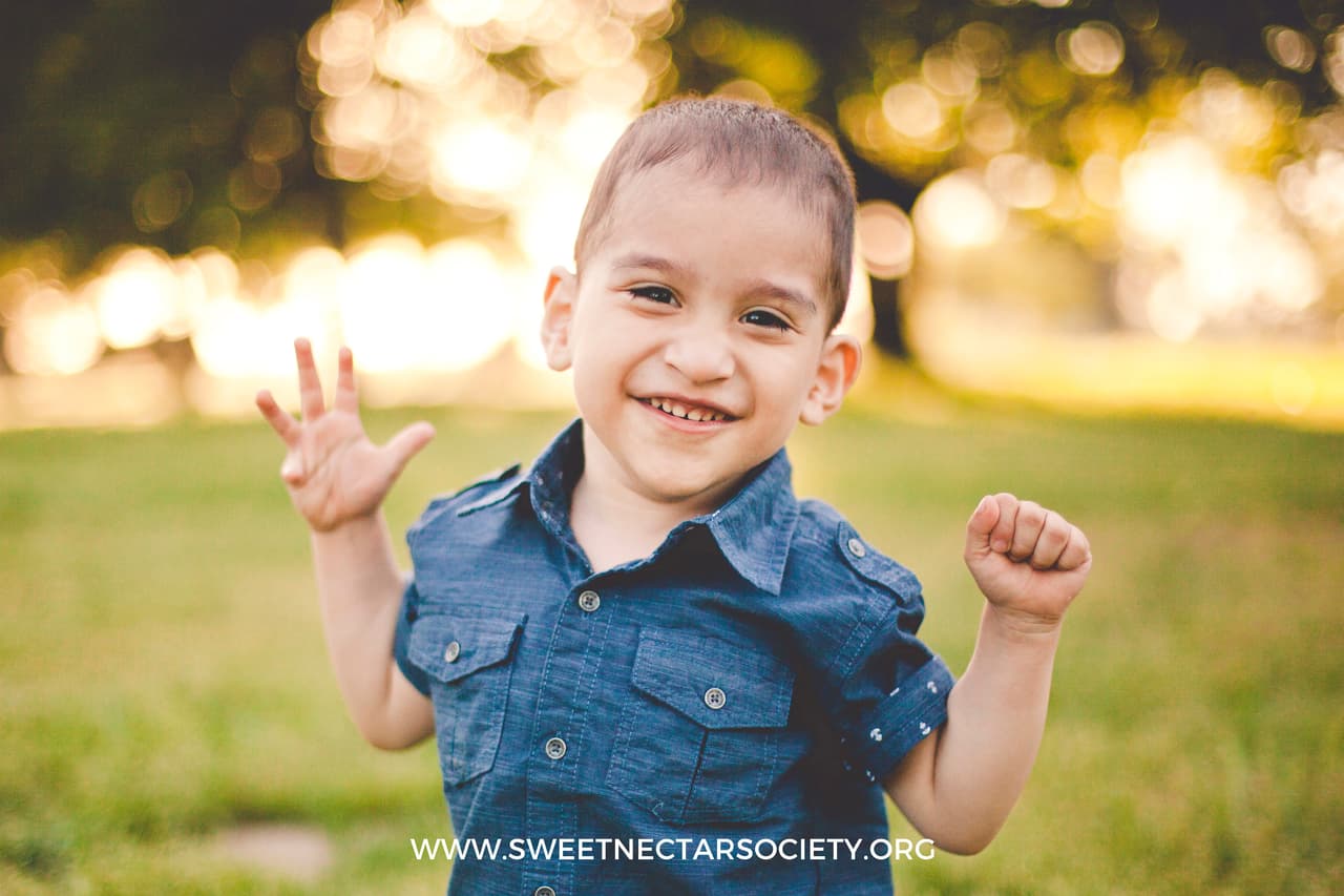 Las poses de los niños son elegidas por padres y fotógrafos.