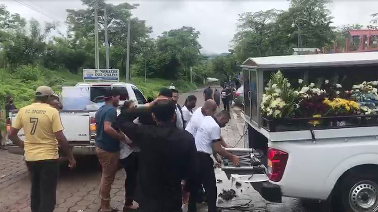 El féretro de Luis fue recibido en el cementerio con música de banda.