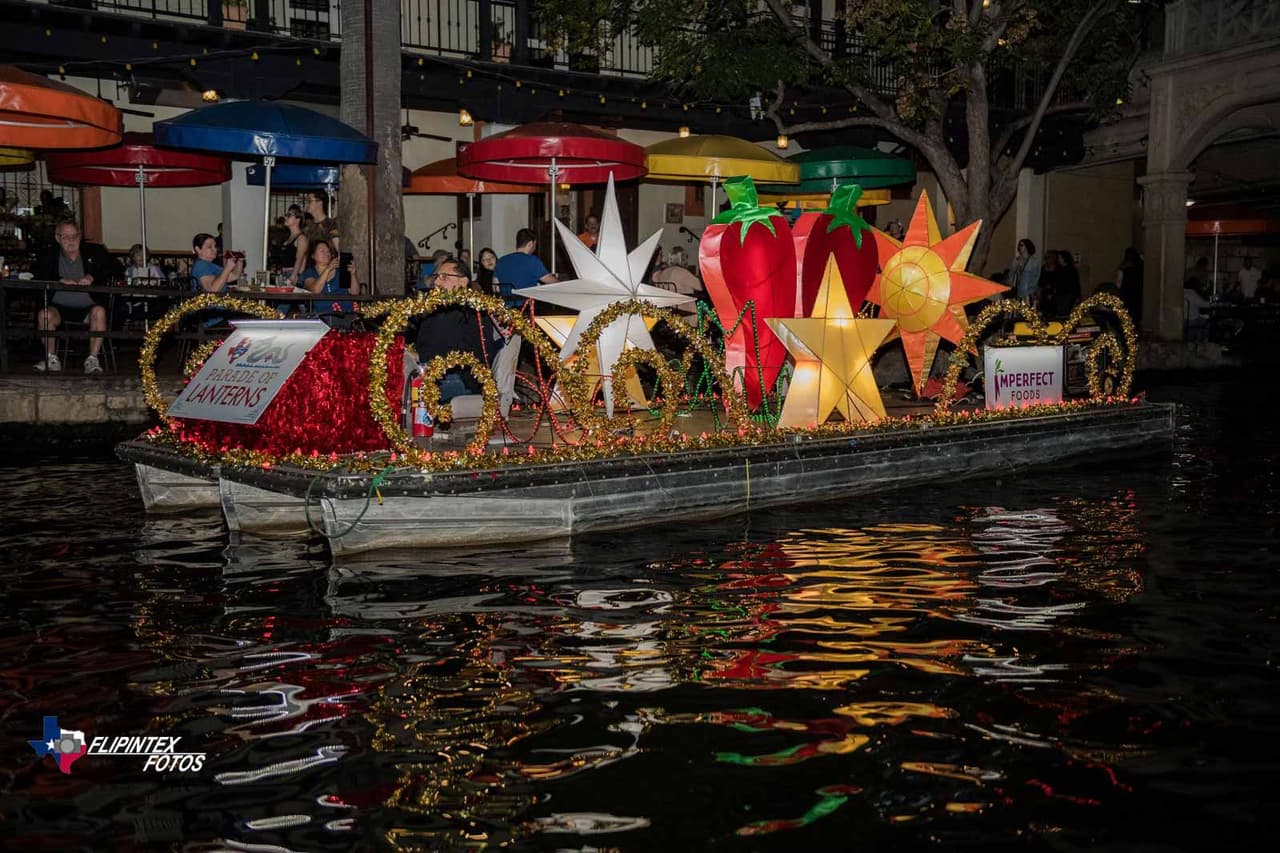 Las linternas se lanzarán, si las condiciones del tiempo lo permiten, desde el 
<a href="https://www.thesanantonioriverwalk.com/events/ford-parade-of-lanterns/" target="_blank">International Center en 203 S. St. Mary's Street</a> a las 8 pm y se espera que completen su viaje a las 10 pm.