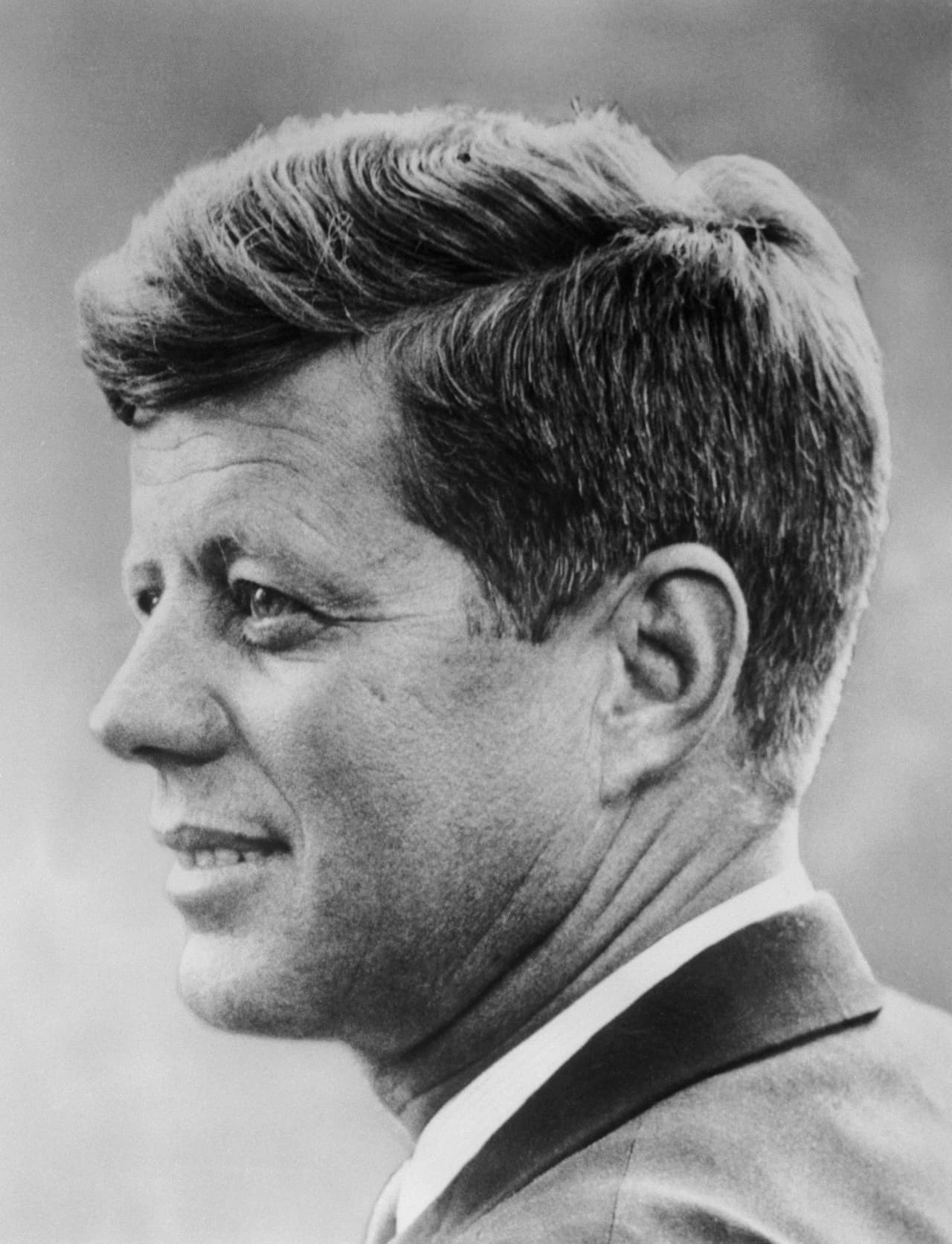<b>John F. Kennedy, presidente de Estados Unidos.</b>
<br>
<br>Asumió el poder en enero de 1961. Fue asesinado a tiros cuando hacía un recorrido en un auto descapotado en la ciudad de Dallas, Texas, el 22 de noviembre de 1963. Tenía 46 años. 
<br>
<br>En total cuatro presidentes estadounidenses han sido asesinados. 
<br>
<br>
<a href="https://www.univision.com/noticias/politica/las-evidencias-fotograficas-en-la-investigacion-del-asesinato-de-jfk-fotos"><u>Vea aquí las evidencias fotográficas en la investigación del asesinato de JFK</u></a>
<br>
<br>
<a href="https://www.univision.com/noticias/politica/las-iconicas-fotografias-que-cuentan-la-vida-interrumpida-de-jfk-fotos"><u>Vea aquí las icónicas fotografías que cuentan la vida interrumpida de JFK</u></a>
<br>