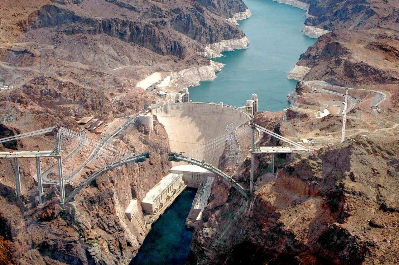 <b>La represa Hoover</b>.
<br>
<br>La planificación de la presa Hoover comenzó en la década de 1920 pero se completó con los fondos de la Administración de Obras Públicas, una de las agencias creadas por el ‘New Deal’ de Frankilin Delano Roosevelt, presidente entre 1933 y 1945. 
<br>
<br>La represa Hoover se construyó entre 1931 y 1936 y se encuentra en el ‘Cañón Negro’ del río Colorado, en la frontera entre Nevada y Arizona. En el momento de su finalización era la presa más alta del mundo y hoy genera energía hidroeléctrica para 1.3 millones de personas. Esta lista está basada en 
<a href="https://www.history.com/news/new-deal-infrastructure-projects-fdr"><u>una investigación</u></a> de History.com, realizada a propósito del 
<a href="https://www.univision.com/noticias/politica/biden-dice-que-aceptaria-plan-de-infraestructura-de-2-billones-con-apoyo-republicano"><u>plan de infraestructura presentado por Joe Biden al Congreso</u></a> que 
<a href="https://www.univision.com/noticias/politica/biden-presenta-proyecto-presupuestario-para-el-ano-fiscal-2022"><u>busca financiamiento</u></a> para mejorar vías, puentes, escuelas, atención médica, tecnología y energía limpia en el país.