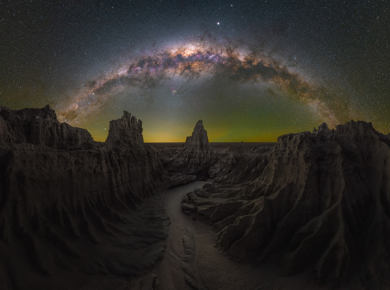 <b>‘La guarida del dragón’, así tituló su autor esta fotografía tomada desde Nueva Gales del Sur, Australia.</b>
<br>
<br>“Esta es mi imagen de paisaje nocturno favorita hasta la fecha” dijo el autor sobre esta fotografía, tomada desde una zona a 12 horas en auto desde Sydney. “Ese cielo es de los mejores que he presenciado y fotografiado por la noche. Tuve condiciones perfectas durante tres noches seguidas”, agregó el fotógrafo.
<br>
<br>Según el 
<a href="https://capturetheatlas.com/"><u>blog de fotografía de viajes</u></a> 
<i>Capture the Atlas, </i>la mejor época para ver y fotografiar la Vía Láctea suele ser entre mayo y junio con horas máximas de visibilidad en ambos hemisferios.
<br>