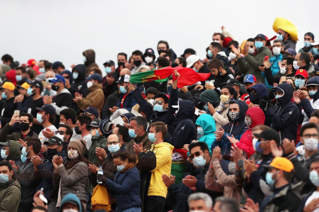 Lewis Hamilton lo hace de nuevo y rompe récord mundial con 92 carreras ganadas en la Formula 1. Se le unen al podio Valtieri Bottas y Max Verstappen. Muy buenas carreras de Charles Leclerc y del mexicano Sergio Pérez, pero la lluvia fue factor importante en este Gran Premio de Portugal.