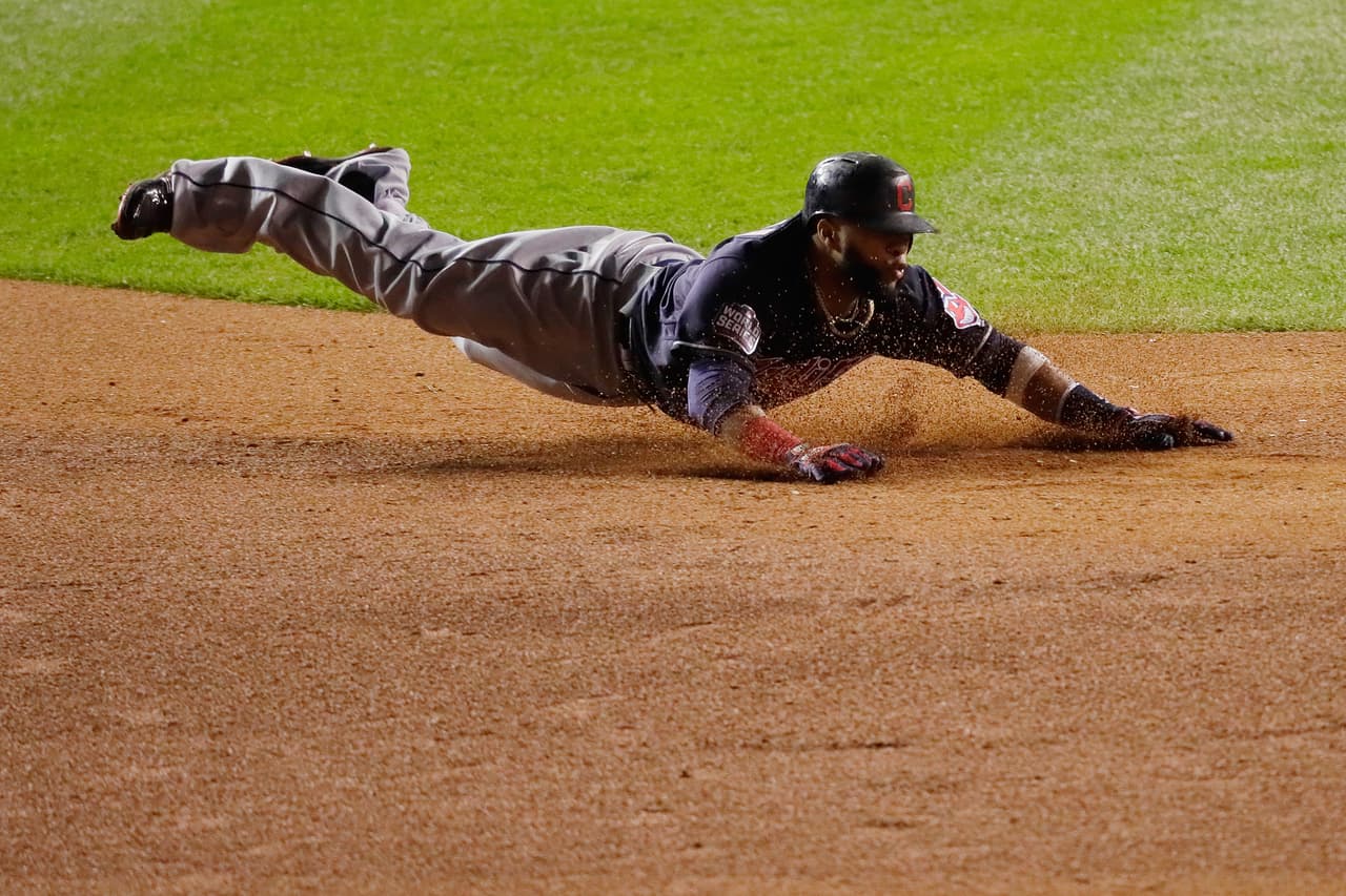 Santana tiene un alto promedio para embasarse gracias a su capacidad en el bate. En la postemporada fue determinante.