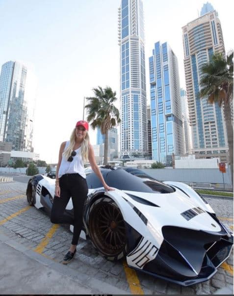 Los autos exóticos también están en su lista. El modelo en la imagen es un 
<b>Devel Sixteen</b>, un hiperauto fabricado por el fabricante local Devel Motors que cuenta con un motor de 16 cilindros en 'V' con 4 turboalimentadores, que produce 5,000 caballos de fuerza. El Devel Sixteen hizo su debut público en el más reciente Auto Show de Dubai.
