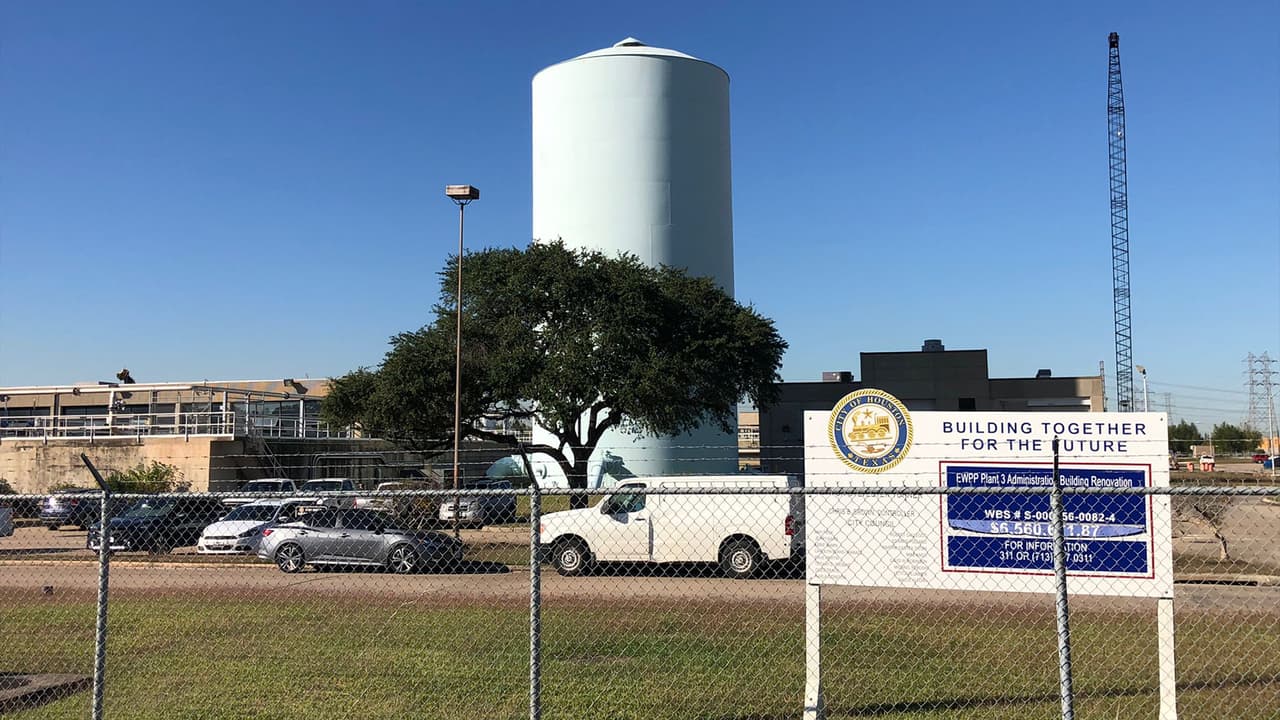 Un corte de energía eléctrica en la planta purificadora del Este de Houston causó que la presión del agua bajara al mínimo.