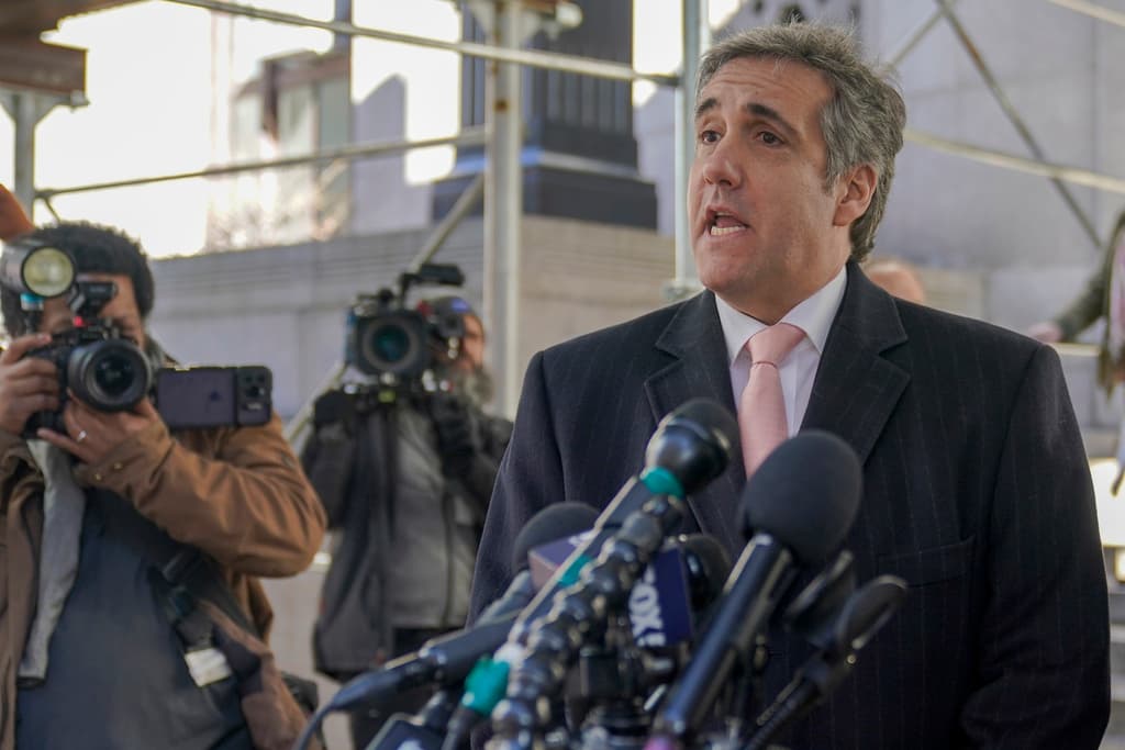 <b><a href="https://www.univision.com/noticias/politica/cuales-son-las-consecuencias-del-testimonio-de-cohen">Michael Cohen</a></b>, un abogado de larga data de la Organización Trump que una vez se jactó de que "recibiría una bala" por su jefe, es testigo clave en la acusación. Cohen admite haber realizado el pago a Daniels un mes antes de las elecciones presidenciales de 2016, lo que contituye una 
<b>violación de las leyes que rigen el financiamiento de las campañas electorales en Estados Unidos</b>. Cohen fue acusado por el Departamento de Justicia de haber violado ese estatuto, entre otros cargos. En diciembre de 2018, fue 
<b><a href="https://www.univision.com/noticias/politica/la-caida-de-michael-cohen-de-hombre-de-confianza-de-donald-trump-a-la-prision-por-manejarle-asuntos-ilegales">condenado a tres años de prisión</a></b> y al pago de múltiples multas y restituciones.