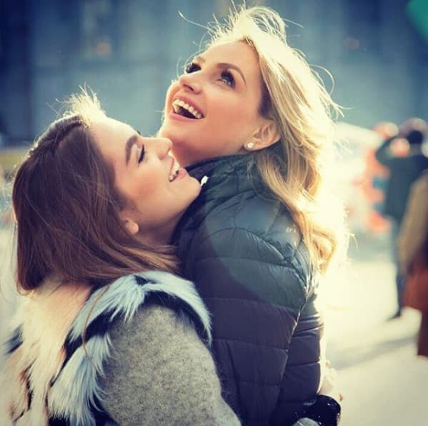 Es por eso que se tatuó una gaviota en la muñeca izquierda, en homenaje a 
<b>Angélica Rivera</b>, "es mi mamá, y la verdad le dio mucha emoción porque es ella, es una gaviota. La gaviota vuela y a mí me gusta volar y ser libre, pero su significado es mi mamá” explicó.