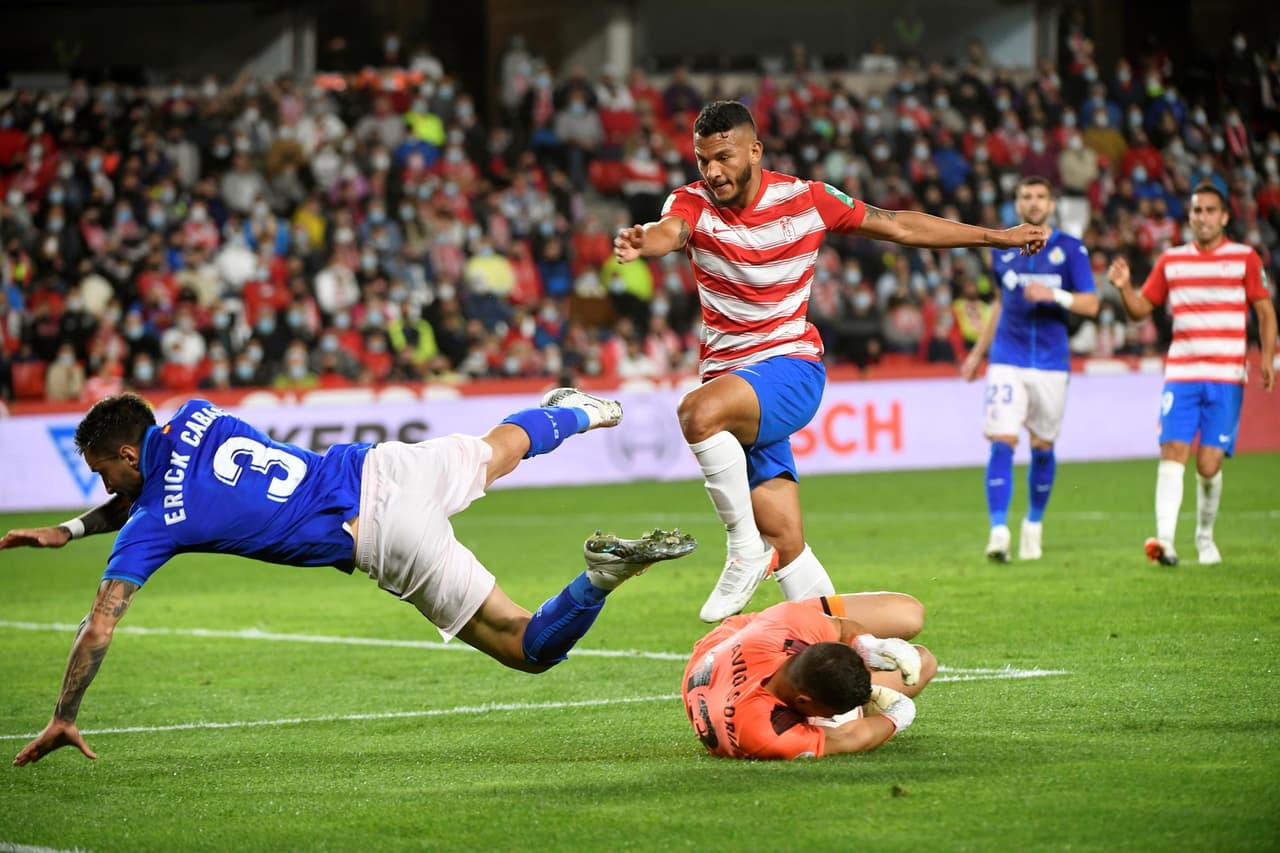 Granada logra empate de último minuto ante el Getafe, gracias al gol de Jorge Vidal al 90+7'. La visita ganaba el encuentro por la anotación Enes Ünal al minuto 36'. El mexicano JJ Macías no fue convocado para este partido de la Jornada 11 de La Liga.